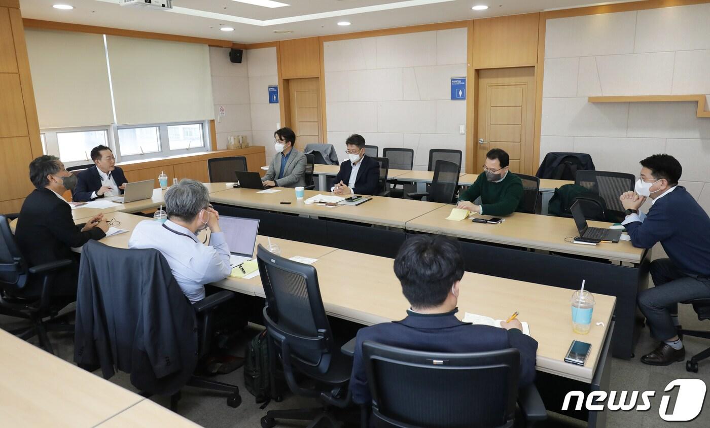 본문 이미지 - 1일 오후 부산역 회의실에서 '오션테크 코리아 2022 전문가 좌담회'가 열리고 있다.ⓒ News1