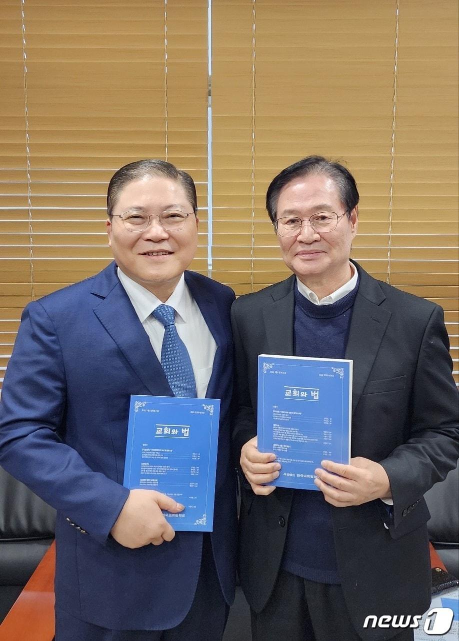 본문 이미지 - 한국교회법학회 이사장 소강석 목사(왼쪽)와 학회장 서헌제 교수