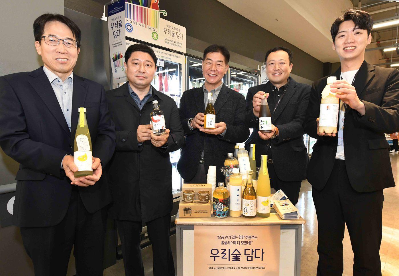 본문 이미지 - 서울 등촌동 소재 '홈플러스 메가푸드마켓' 강서점에서 (왼쪽부터) 문병필 한국농수산식품유통공사 부장, 유해경 한국전통민속주협회 이사, 최춘기 김포금쌀탁주영농조합법인 대표, 강재준 홈플러스 차주류팀 바이어, 장주현 홈플러스 차주류팀 바이어가 '우리술 담다' 캠페인을 소개하고 있는 모습(홈플러스 제공).