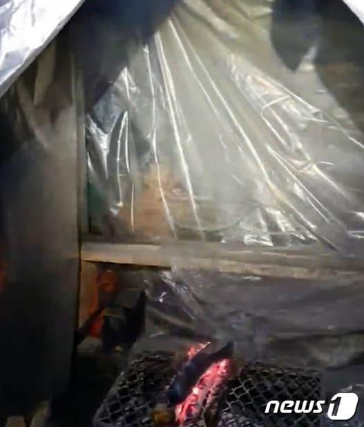 본문 이미지 - 지난 10월 26일 오후 6시쯤 경북 봉화 아연광산이 매몰되자 박정하 조장 등 2명의 광부들은 현장에 남아있던 비닐로 천막을 치고 나무자재를 용접봉으로 불을 지펴 화로를 만들어 추위를 피하는 등 최고의 생존기술을 발휘한 끝에 9일만인 지난 4일 오후 11시3분 극적으로 구조됐다. (소방청 제공) ⓒ 뉴스1  