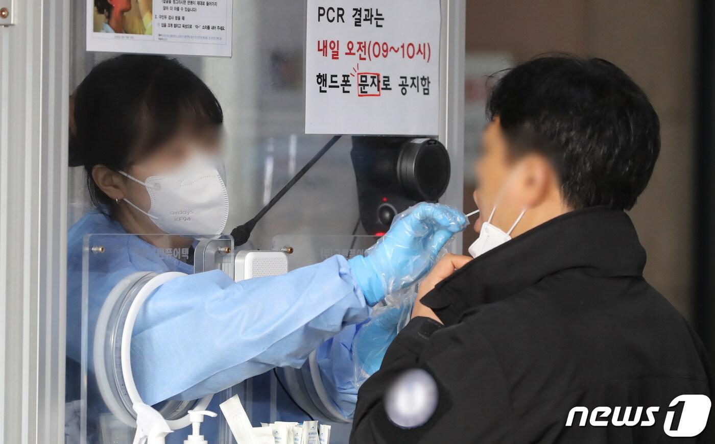 본문 이미지 - 8일 서울 성북구보건소에서 운영중인 신종 코로나바이러스 감염증(코로나19) 선별진료소를 찾은 시민이 검사를 받고 있다. 질병관리청 중앙방역대책본부(방대본)에 따르면 이날 0시 기준 코로나19 신규 확진자는 6만2273명이 발생했다. 2022.11.8/뉴스1 ⓒ News1 장수영 기자