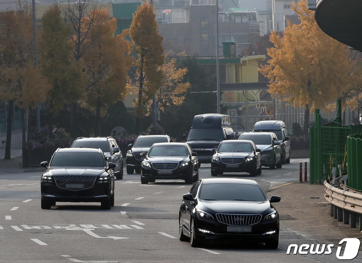 본문 이미지 - 지난 2022년 11월 8일 윤석열 대통령이 탄 차량이 서울 용산구 한남동 관저를 출발해 이동하고 있는 모습. 2022.11.8/뉴스1 ⓒ News1 송원영 기자