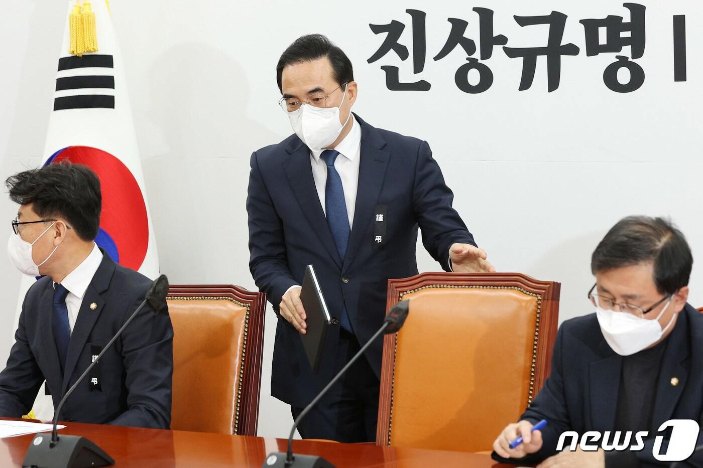 본문 이미지 - 박홍근 더불어민주당 원내대표가 8일 서울 여의도 국회에서 열린 원내대책회의에 참석하고 있다./뉴스1 ⓒ News1 조태형 기자