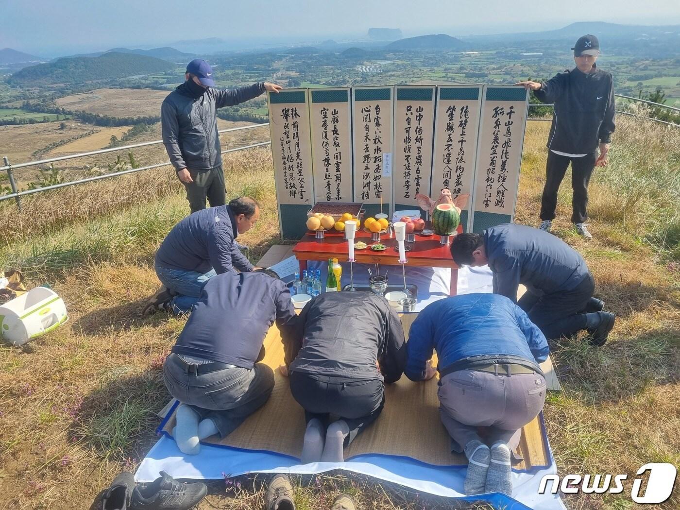 본문 이미지 - 구좌농협은 지난 7일 용눈이오름에서 구좌농협 임직원과 고재완 구좌읍장 및 읍사무소 직원, 제주당근연합회 등과 농심을 위로하고 단비를 기원하는 기우제를 봉행했다고 8일 밝혔다(농협 제공)