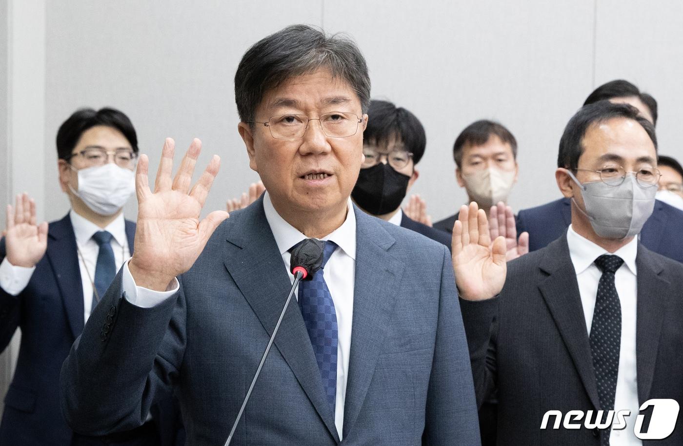 본문 이미지 - 김대기 대통령비서실장이 8일 오전 서울 여의도 국회에서 열린 운영위원회의 대통령비서실·국가안보실·대통령 경호처에 대한 국정감사에서 증인 선서를 하고 있다. 2022.11.8/뉴스1 ⓒ News1 이재명 기자