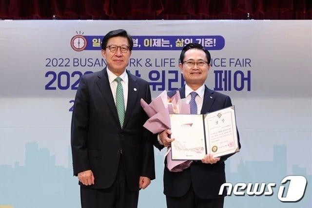 본문 이미지 -  7일 부산시청에서 열린 ‘2022 워라밸 우수기업 시상식’ 후 박형준 부산시장(왼쪽)과 권남주 캠코 사장이 기념촬영을 하고 있다.(캠코 제공)