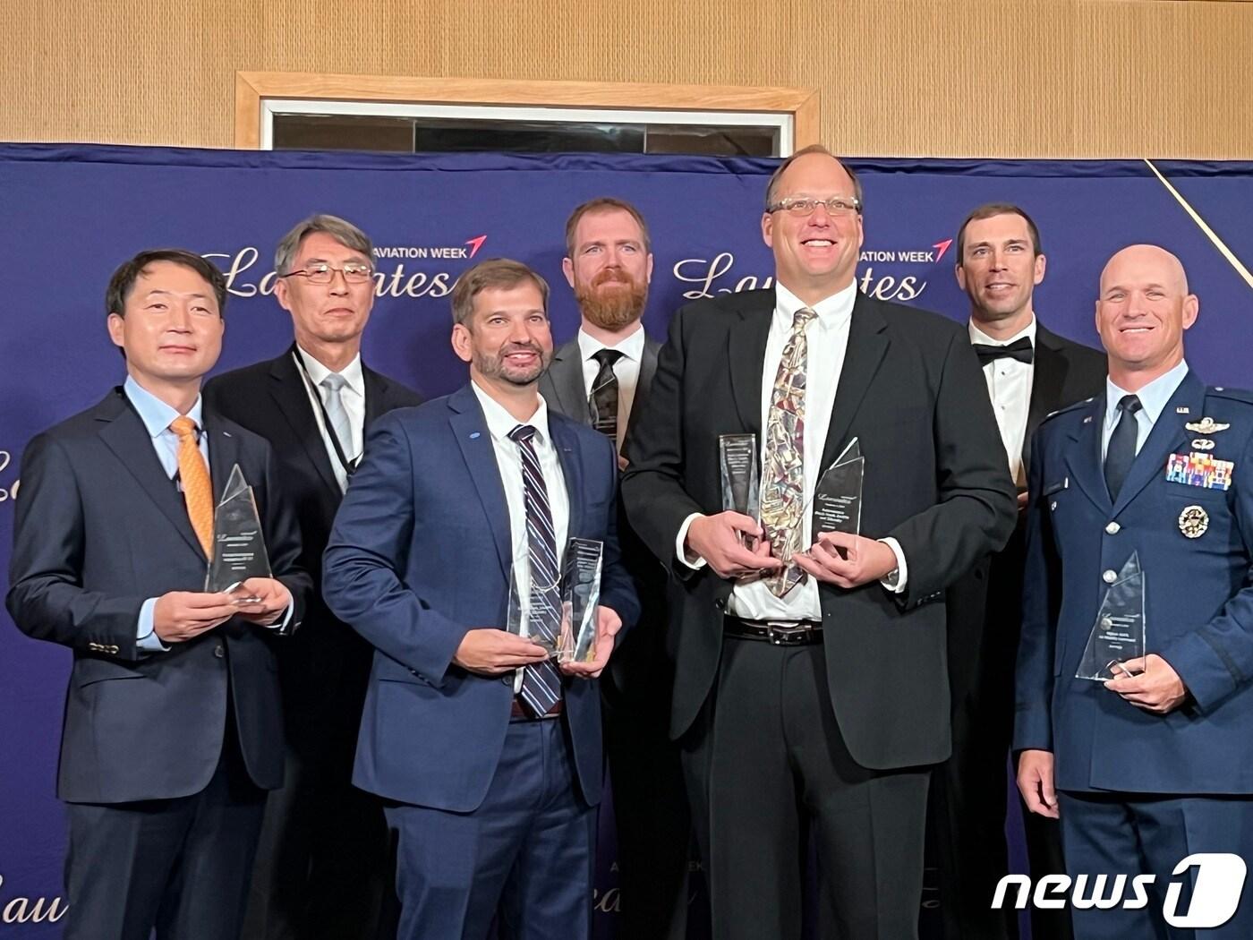 본문 이미지 - 지난 3일(현지시각) 미 에비에이션 위크 연례 시상식에 참석한 KAI의 KF-X 개발 책임자인 차재병 상무(사진 맨 왼쪽)와 이일우 기술고문(왼쪽 두번째)