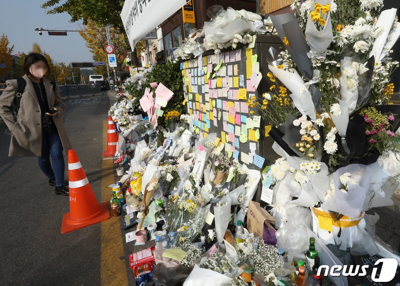 본문 이미지 - 8일 서울 용산구 이태원역 1번 출구에 마련된 이태원 참사 희생자 추모공간에 시민들이 적은 추모글이 붙어 있다. 2022.11.8/뉴스1 ⓒ News1 송원영 기자