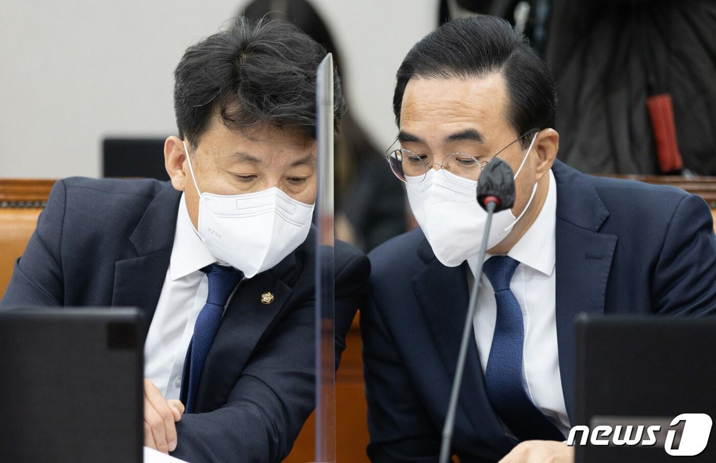 본문 이미지 - 박홍근 더불어민주당 원내대표(오른쪽)과 진성준 원내수석부대표가 8일 오전 서울 여의도 국회에서 열린 운영위원회의 대통령비서실·국가안보실·대통령 경호처에 대한 국정감사에서 대화를 하고 있다. 2022.11.8/뉴스1 ⓒ News1 이재명 기자