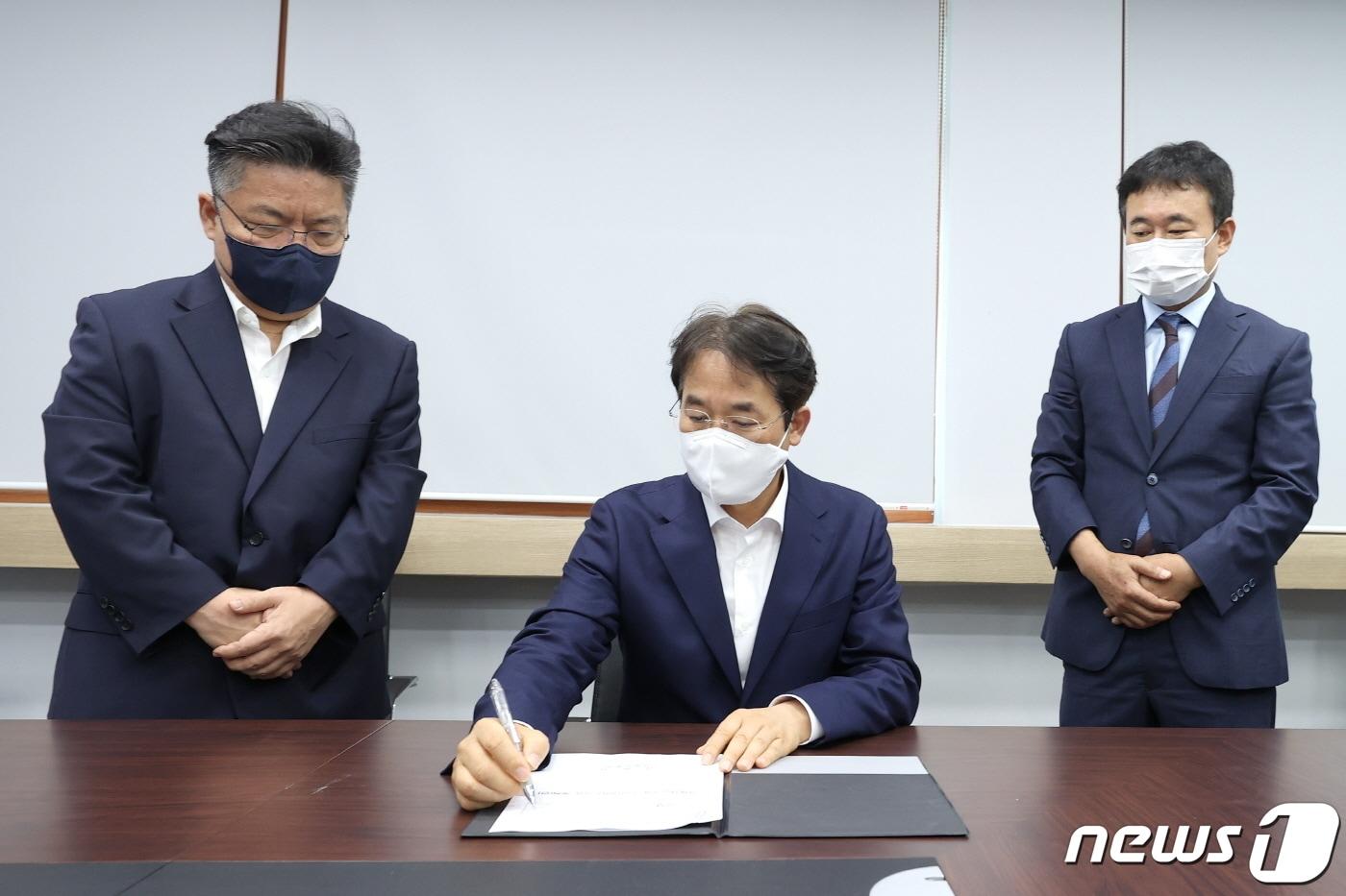 본문 이미지 - 이동환 고양시장이 취임 1호 결재로 경제자유구역 추진단 구성 서류에 서명하고 있다. (고양시청 제공)
