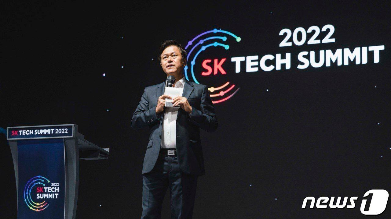 본문 이미지 - SK그룹 ICT위원장을 맡고 있는 박정호 SKT 부회장이 8일 서울 광진구 워커힐 호텔에서 열린 ‘SK 테크 서밋 2022’ 에서 환영사를 하고 있다. (SKT 제공) 2022.11.8/뉴스1