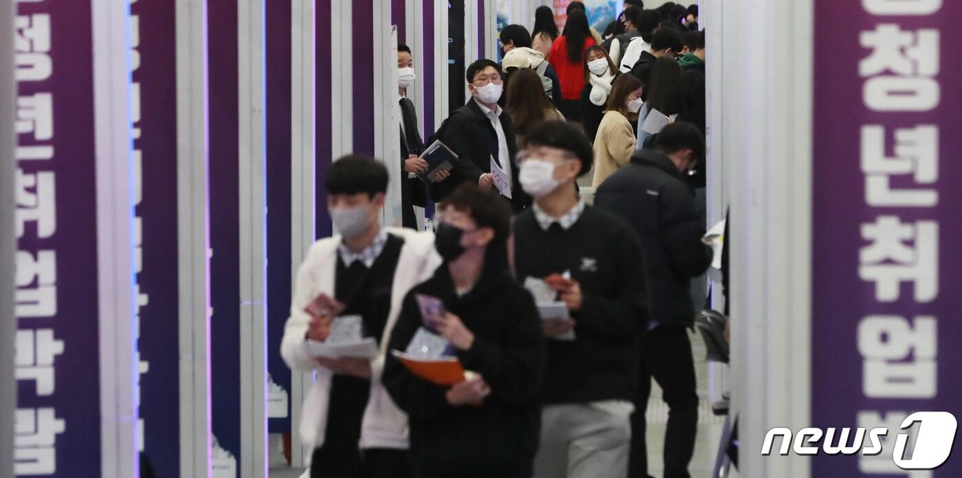 지난 8일 세종시 정부세종컨벤션센터(SCC) 에서 열린 '2022년 세종 청년취업박람회'를 찾은 청년 구직자들이 취업상담을 위해 이동하고 있다. 2022.11.8/뉴스1 ⓒ News1 김기남 기자