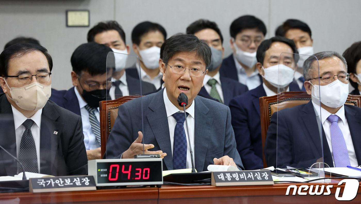 본문 이미지 - 김대기 대통령 비서실장이 8일 서울 여의도 국회에서 열린 운영위원회의 대통령비서실·국가안보실·대통령 경호처에 대한 국정감사에서 의원 질의에 답변하고 있다. 2022.11.8/뉴스1 ⓒ News1 조태형 기자