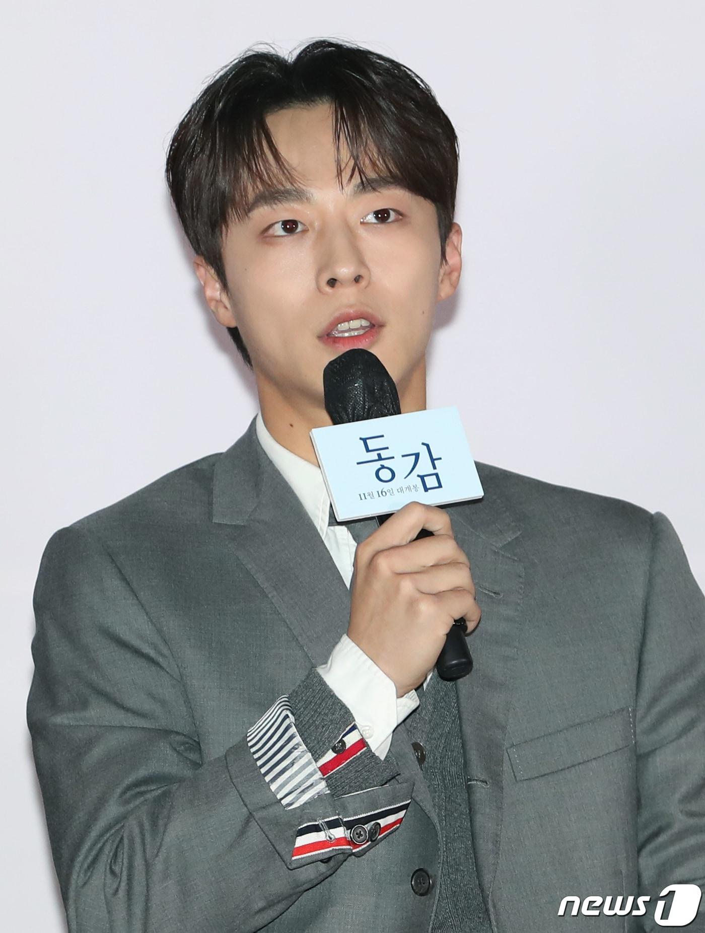 본문 이미지 - 배우 배인혁이 8일 서울 용산구 CGV 용산아이파크몰에서 열린 영화 '동감'(감독 서은영) 언론시사회에서 인사말을 하고 있다. '동감'은 1999년의 용(여진구 분)과 2022년의 무늬(조이현 분)가 우연히 오래된 무전기를 통해 소통하면서 벌어지는 이야기를 그린 청춘 로맨스다. 2022.11.8/뉴스1 ⓒ News1 권현진 기자