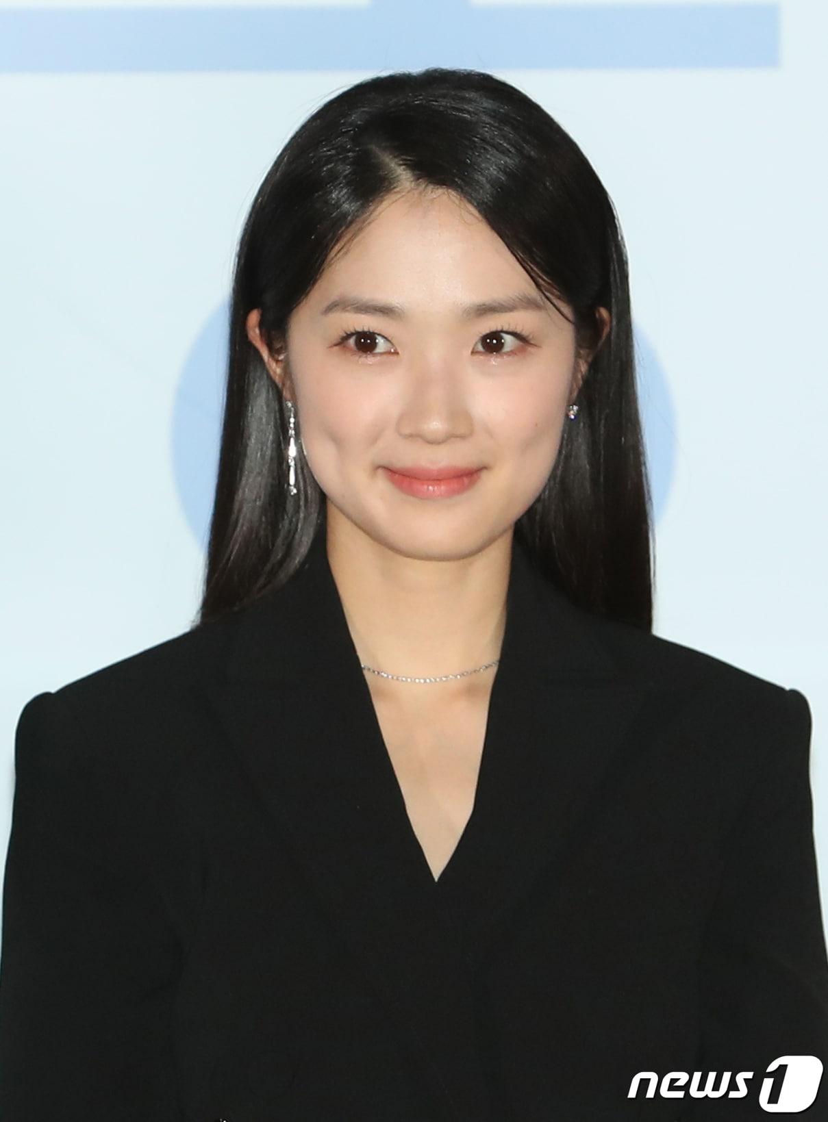 본문 이미지 - 배우 김혜윤이 8일 서울 용산구 CGV 용산아이파크몰에서 열린 영화 '동감'(감독 서은영) 언론시사회에서 매력을 발산하고 있다. '동감'은 1999년의 용(여진구 분)과 2022년의 무늬(조이현 분)가 우연히 오래된 무전기를 통해 소통하면서 벌어지는 이야기를 그린 청춘 로맨스다. 2022.11.8/뉴스1 ⓒ News1 권현진 기자