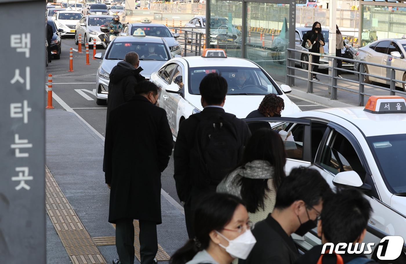 본문 이미지 - 8일 서울역 택시 승강장에서 시민들이 택시를 탑승하고 있다. 서울시가 심야 택시난 해소를 위해 오는 12월 1일부터 심야할증 시간을 밤 12시에서 오후 10시로 앞당긴다. 그동안 할증률 20%, 밤 12시~오전 4시 심야 할증은 1982년 통금 해제 후 유지돼왔는데 40년 만에 조정되는 것이다. 여기에 더해 내년 2월1일부터는 기본요금을 3800원에서 4800원으로 1000원 인상한다. 2022.11.8/뉴스1 ⓒ News1 신웅수 기자