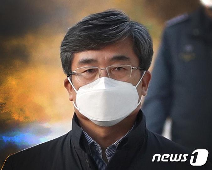 본문 이미지 - 서해 공무원 피격 사건 관련해 정보를 삭제한 혐의 등으로 구속된 서욱 전 국방부 장관이 8일 오후 경기도 의왕시 서울구치소를 나서고 있다. 서울중앙지법은 이날 보증금 1억 원 납입을 조건으로 서 전 장관의 구속적부심 청구를 인용했다. 2022.11.8/뉴스1 ⓒ News1 구윤성 기자
