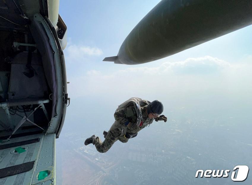 본문 이미지 - 8일 경기 하남시 특전사 고공강하 훈련장에서 열린 특수전사령관배 고공강하 경연대회에 참가한 특수전사령부 대원이 착륙지점을 향해 정밀강하 하고 있다. (특수전사령부 제공) 2022.11.8/뉴스1 ⓒ News1 장수영 기자