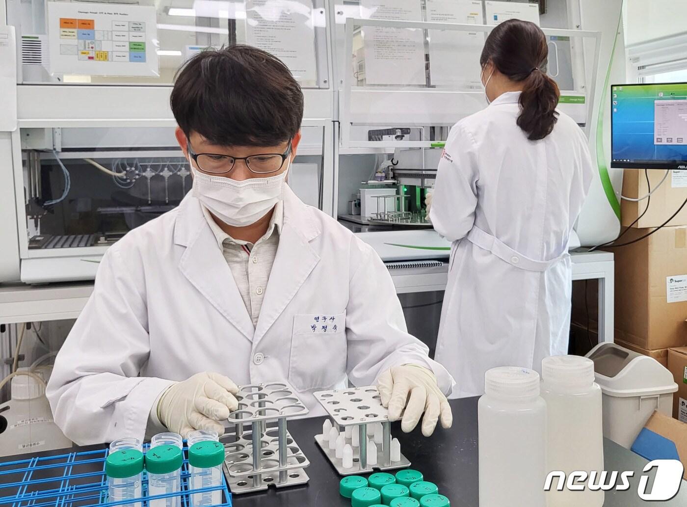 본문 이미지 - 광주시보건환경연구원 직원이 하수처리장 유입하수에서 코로나19 검사를 하고 있다.&#40;광주시보건환경연구원 제공, 자료사진&#41;2022.11.8/뉴스1 ⓒ News1 박준배 기자