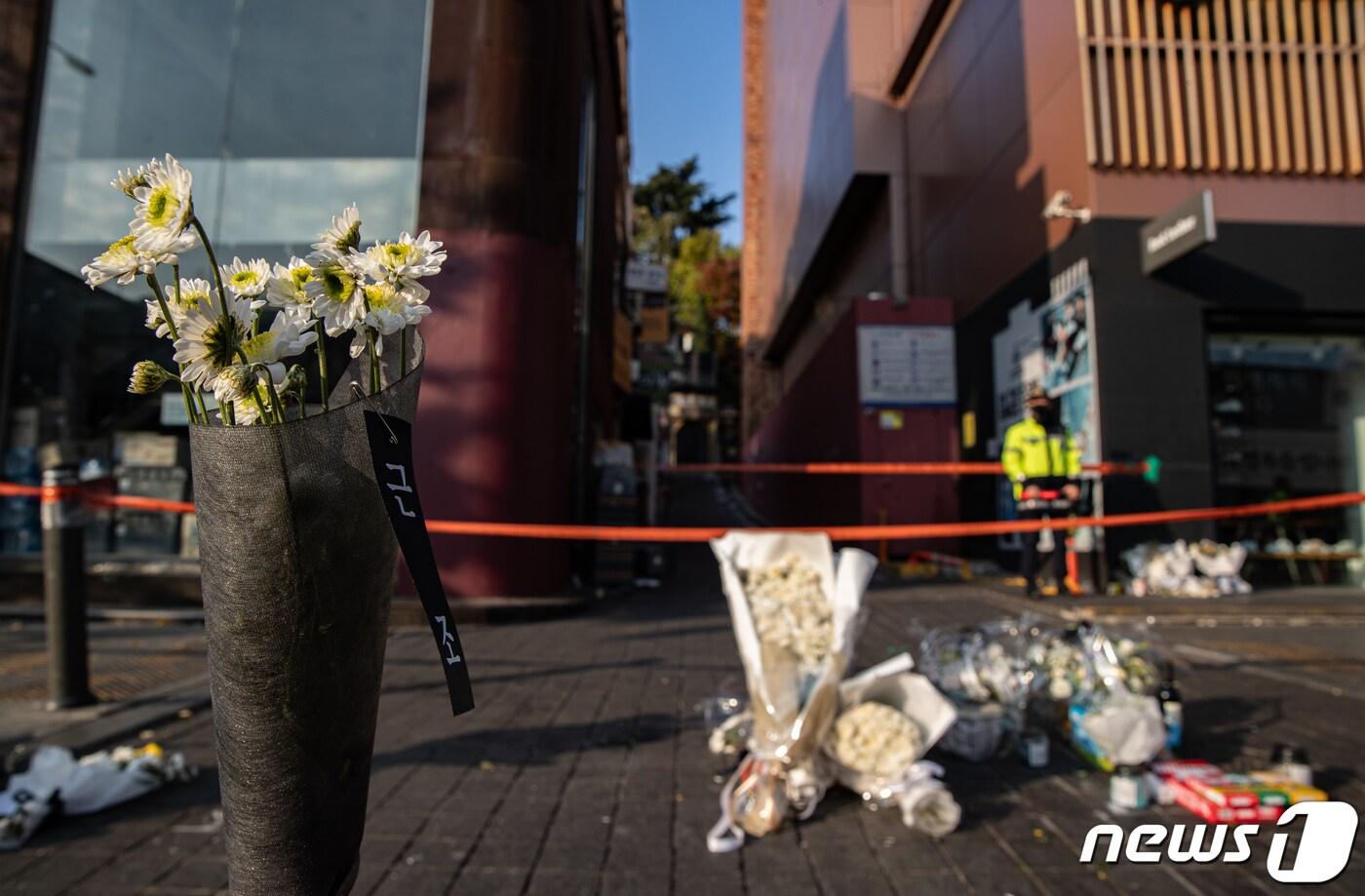 서울 용산구 이태원역 1번 출구에 마련됐던 이태원 참사 희생자 추모공간에 국화꽃이 놓여 있다. &lt;자료사진&gt; 2022.11.8/뉴스1 ⓒ News1 이재명 기자