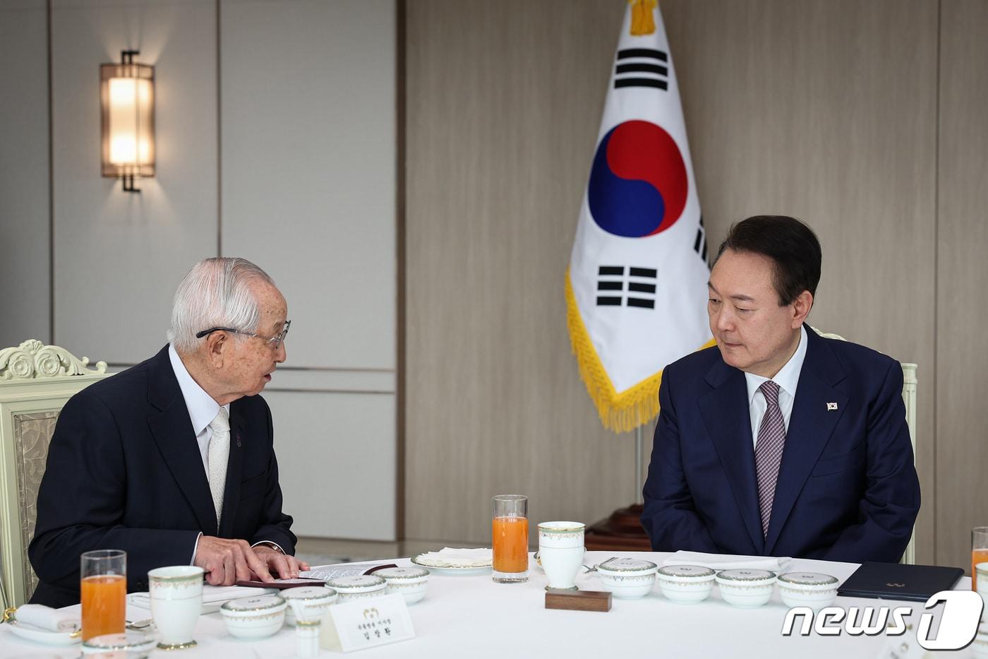 윤석열 대통령이 8일 오후 용산 대통령실 청사에서 열린 기독교계 원로들과의 비공개 환담에서 김장환 극동방송 이사장과 대화하고 있다. &#40;대통령실 제공&#41; 2022.11.8/뉴스1 ⓒ News1 오대일 기자