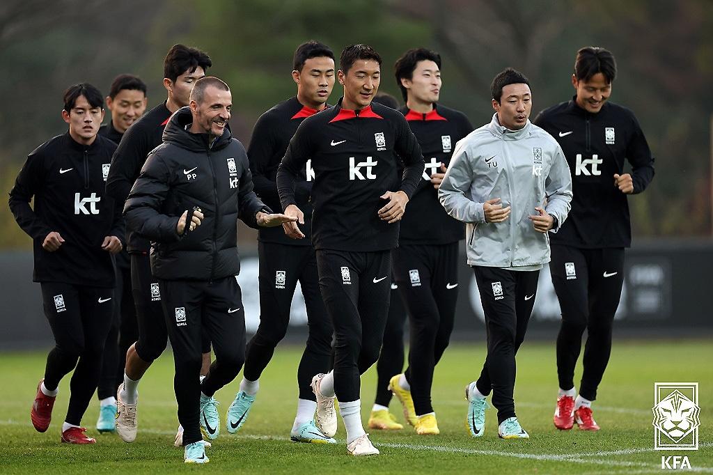 본문 이미지 - 축구대표팀 선수들이 8일 오후 경기 파주 축구대표팀 트레이닝센터(NFC)에서 훈련을 하고 있다. (대한축구협회 제공) 2022.11.8/뉴스1