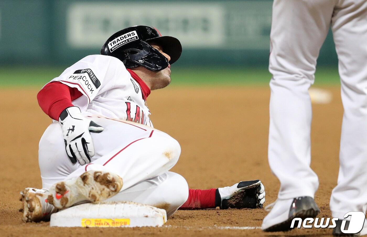 8일 오후 인천시 미추홀구 SSG 랜더스필드에서 열린 프로야구 '2022 신한은행 SOL KBO 포스트시즌' 한국시리즈 6차전 키움 히어로즈와 SSG 랜더스의 경기, SSG 한유섬이 3회말 2사 1루에서 라가레스 땅볼 때 키움 유격수 김휘집의 실책으로 3루로 향하는 중 고통을 호소하고 있다. 2022.11.8/뉴스1 ⓒ News1 김진환 기자