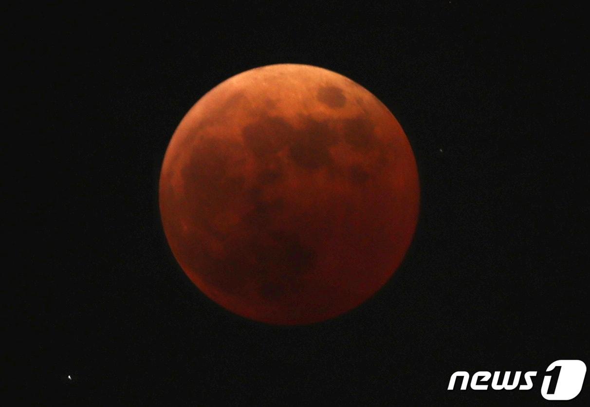 본문 이미지 - 8일 오후 인천시 중구 용유동에서 바라본 달이 지구 그림자에 가려지는 '개기월식' 현상이 진행되고 있다. 월식은 태양·지구·달이 일직선으로 늘어서서 지구 그림자에 달이 가려지는 현상이다. 이 중 개기월식은 달이 지구 그림자에 완전히 가려지는 경우를 말한다. 2022.11.8/뉴스1 ⓒ News1 박지혜 기자
