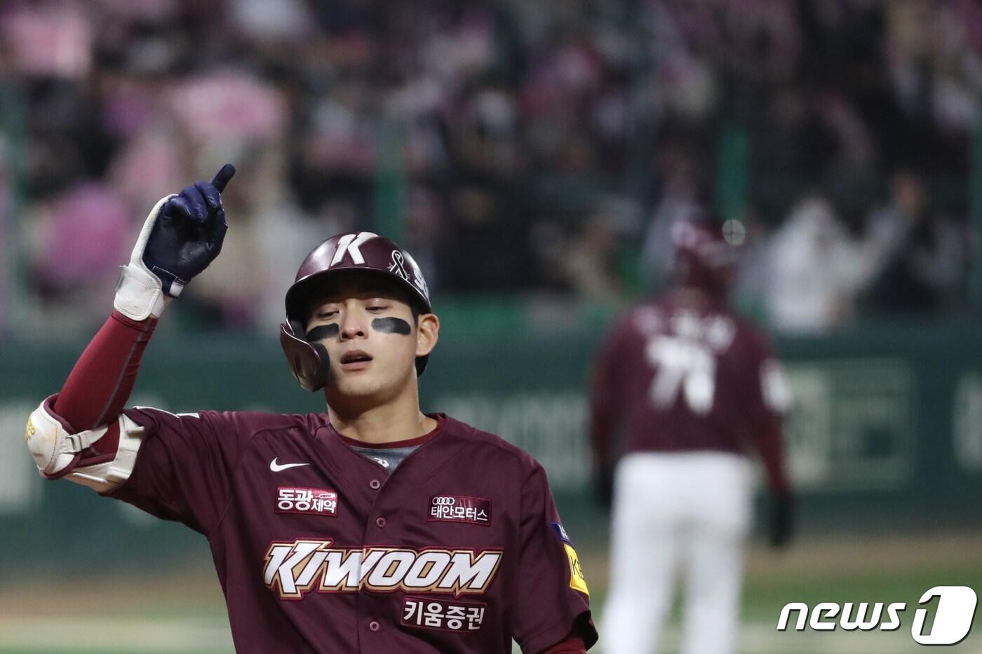 본문 이미지 - 8일 오후 인천시 미추홀구 SSG 랜더스필드에서 열린 프로야구 '2022 신한은행 SOL KBO 포스트시즌' 한국시리즈 6차전 키움 히어로즈와 SSG 랜더스의 경기 6회초 1사 주자없는 상황에서 1점홈런을 친 키움 이정후가 세리머니를 하고 있다. 2022.11.8/뉴스1 ⓒ News1 황기선 기자