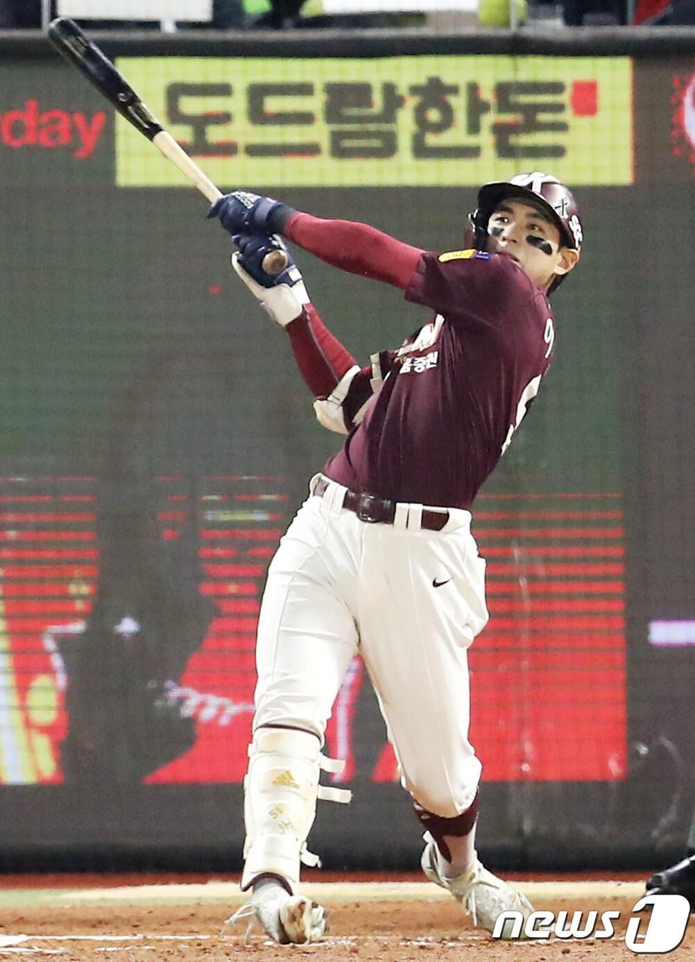 본문 이미지 - 8일 오후 인천시 미추홀구 SSG 랜더스필드에서 열린 프로야구 '2022 신한은행 SOL KBO 포스트시즌' 한국시리즈 6차전 키움 히어로즈와 SSG 랜더스의 경기 6회초 1사 주자 없는 상황에서 키움 이정후가 솔로 홈런을 치고 있다. 2022.11.8/뉴스1 ⓒ News1 민경석 기자