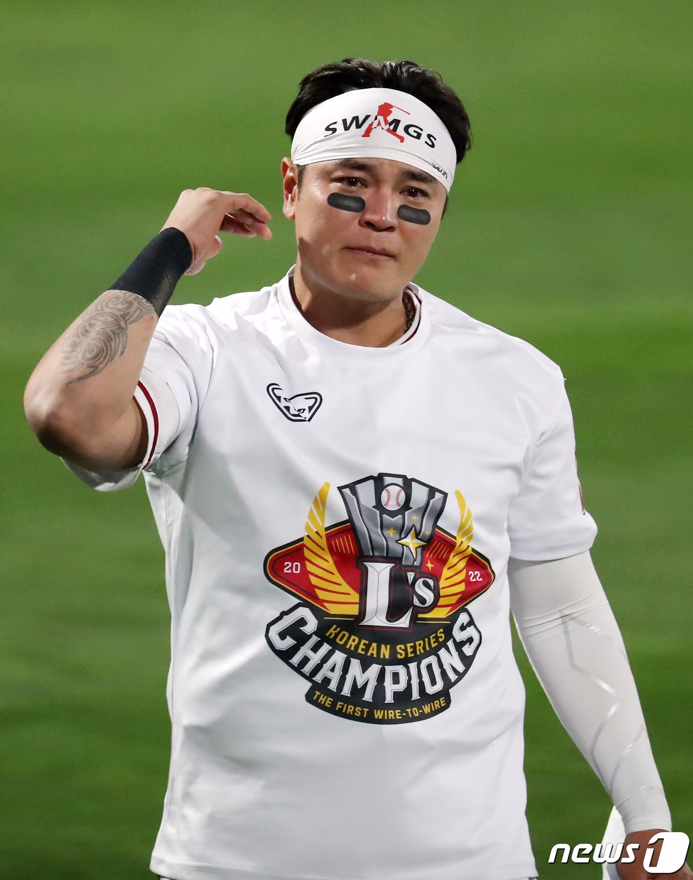 본문 이미지 - 8일 오후 인천시 미추홀구 SSG 랜더스필드에서 열린 프로야구 &#39;2022 신한은행 SOL KBO 포스트시즌&#39; 한국시리즈 6차전 키움 히어로즈와 SSG 랜더스의 경기에서 SSG 추신수가 4대3으로 승리해 우승을 확정지은 뒤 기쁨의 눈물을 흘리고 있다. 2022.11.8/뉴스1 ⓒ News1 민경석 기자