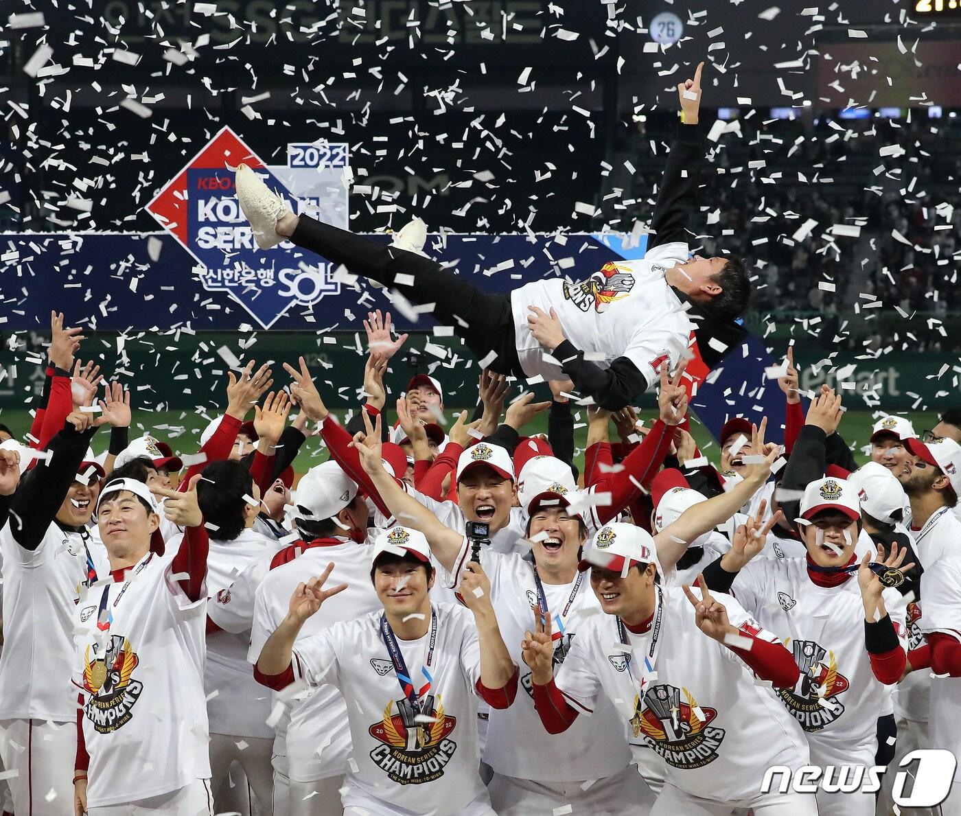 본문 이미지 - 8일 오후 인천시 미추홀구 SSG 랜더스필드에서 열린 프로야구 '2022 신한은행 SOL KBO 포스트시즌' 한국시리즈 6차전 키움 히어로즈와 SSG 랜더스의 경기에서 4대3으로 승리하며 우승을 차지한 SSG 선수들이 정용진 신세계 부회장을 헹가래 치고 있다. 2022.11.8/뉴스1 ⓒ News1 김진환 기자