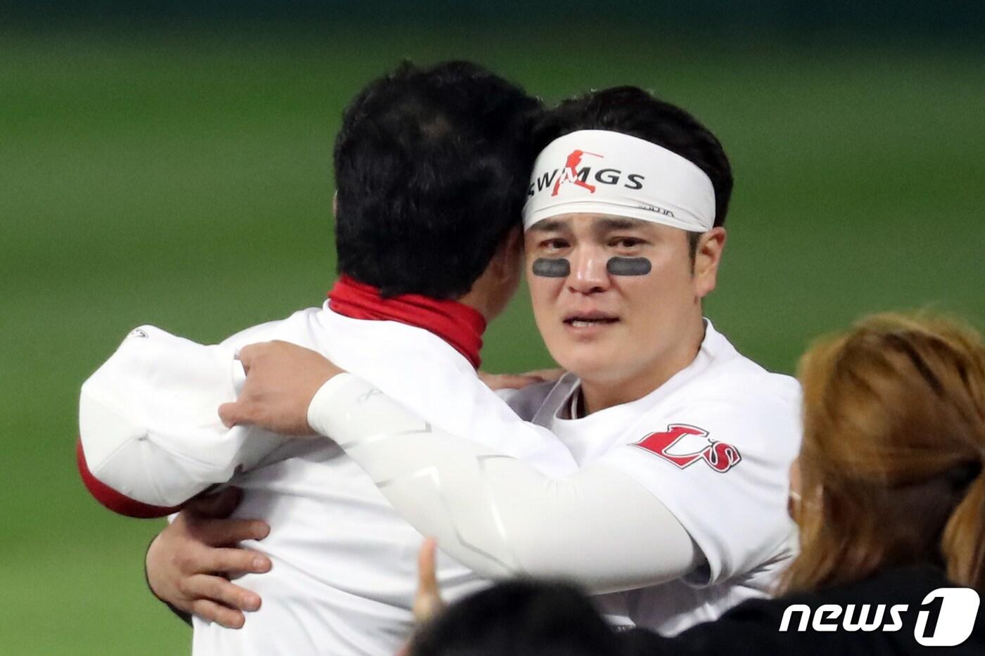 8일 오후 인천시 미추홀구 SSG 랜더스필드에서 열린 프로야구 &#39;2022 신한은행 SOL KBO 포스트시즌&#39; 한국시리즈 6차전 키움 히어로즈와 SSG 랜더스의 경기에서 4대3으로 승리하며 우승을 차지한 SSG 추신수가 기뻐하고 있다. 2022.11.8/뉴스1 ⓒ News1 황기선 기자