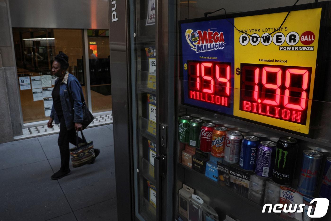 본문 이미지 - 미국 대표 복권 ‘파워볼’의 당첨자가 41회 연속 나오지 않으면서, 당첨금이 무려 20억4000만달러(약 2조 8192억원)까지 치솟았다. ⓒ 로이터=뉴스1 ⓒ News1 이유진 기자