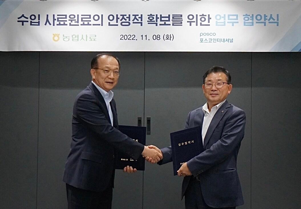 본문 이미지 -  주시보 포스코인터내셔널 사장과 정상태 농협사료 사장이 업무협약을 진행했다..(사진제공=포스코인터)