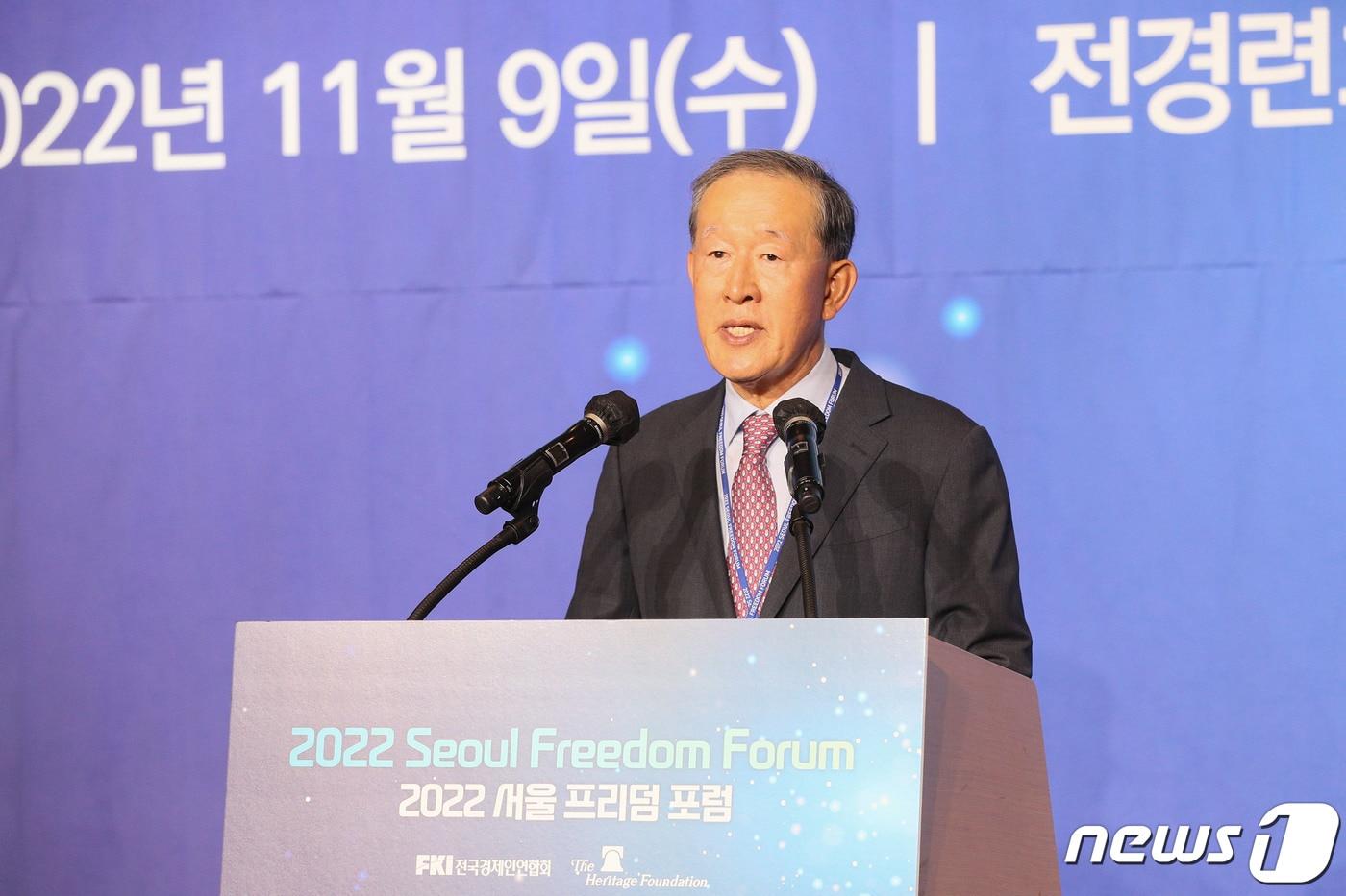 본문 이미지 - 허창수 전국경제인연합회 회장이 지난 11월9일 서울 영등포구 전경련회관 컨퍼런스센터에서 열린 '2022 서울 프리덤 포럼'에서 인사말을 하고 있다. (전경련 제공) 2022.11.9/뉴스1