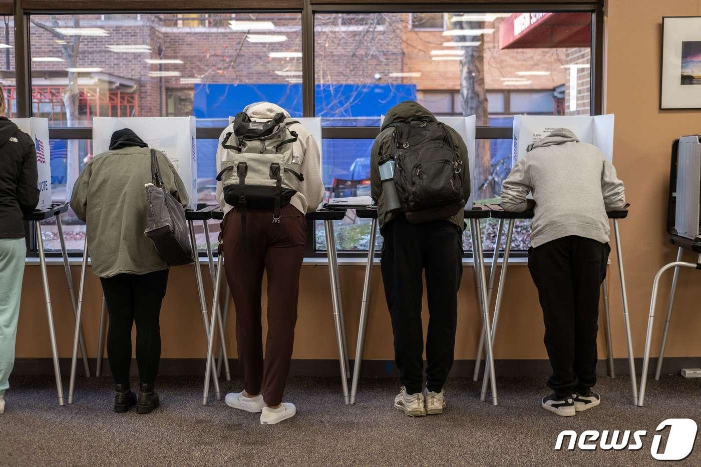 본문 이미지 - 미국 위스콘신주 매디슨 시니어 센터에 마련된 중간 선거 투표소에서 주민들이 투표를 하고 있다. (자료 사진) ⓒ AFP=뉴스1