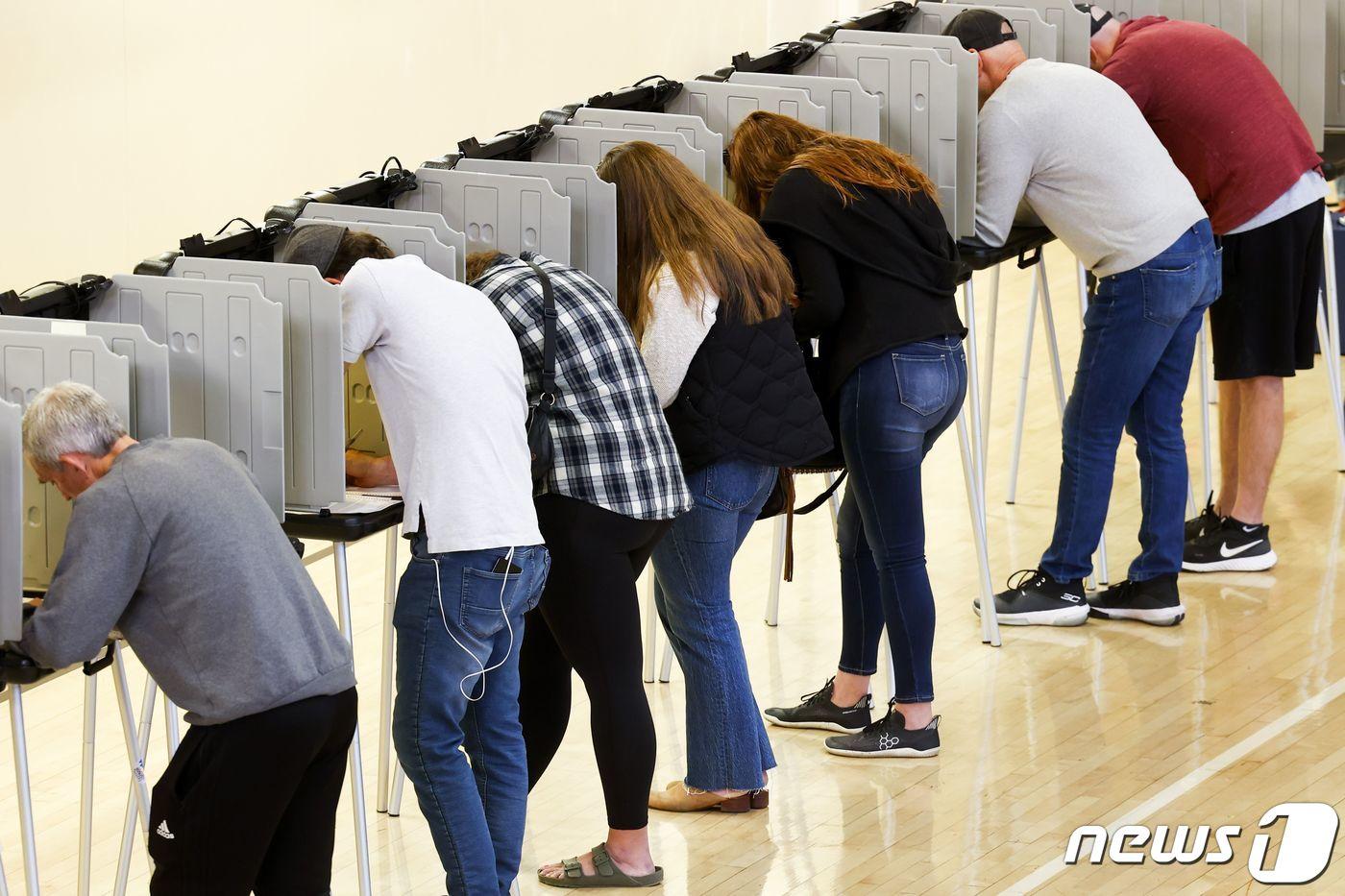 8일 (현지시간) 콜로라도주 덴버의 고등학교에 마련된 중간 선거 투표소에서 주민들이 투표를 하고 있다. ⓒ AFP=뉴스1 ⓒ News1 우동명 기자