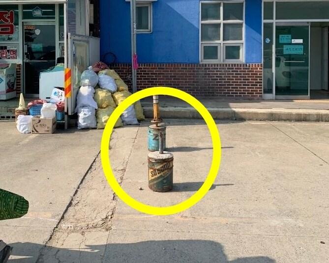 본문 이미지 - A씨가 실수로 친 시멘트 통. (보배드림 갈무리)