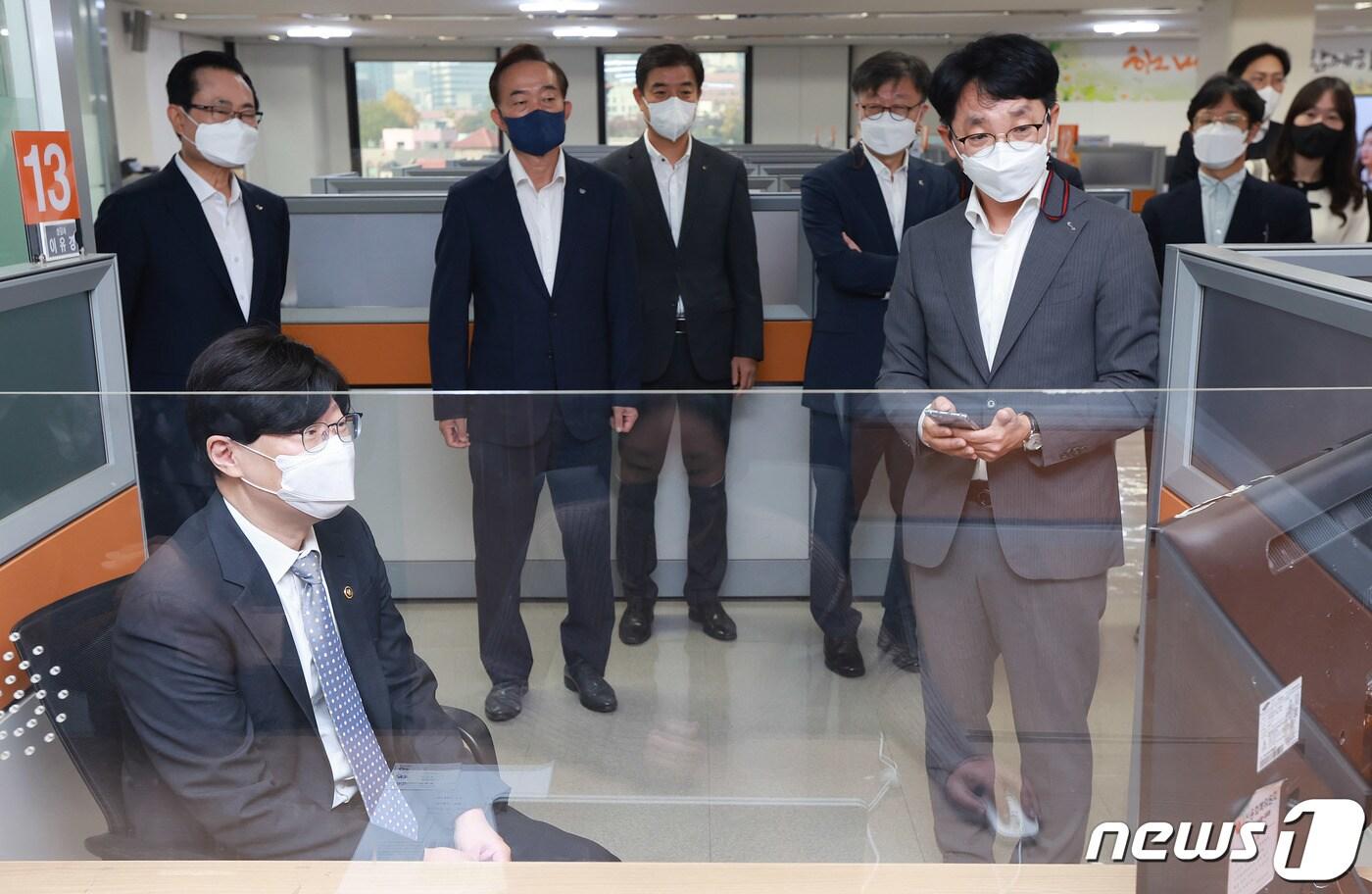 김소영 금융위원회 부위원장이 9일 오전 서울 중구 신용회복위원회 중앙 서민금융통합지원센터를 방문, 시설을 둘러보고 있다. (금융위원회 제공) 2022.11.9/뉴스1