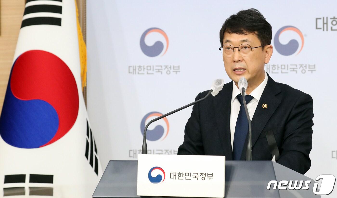 본문 이미지 - 최응천 문화재청장이 지난 4일 서울 종로구 정부서울청사 별관에서 역사문화환경 보존지역 내 행위규제 조정·발굴규제 간소화 관련 브리핑을 하고 있다. 2022.11.9/뉴스1 ⓒ News1 김명섭 기자