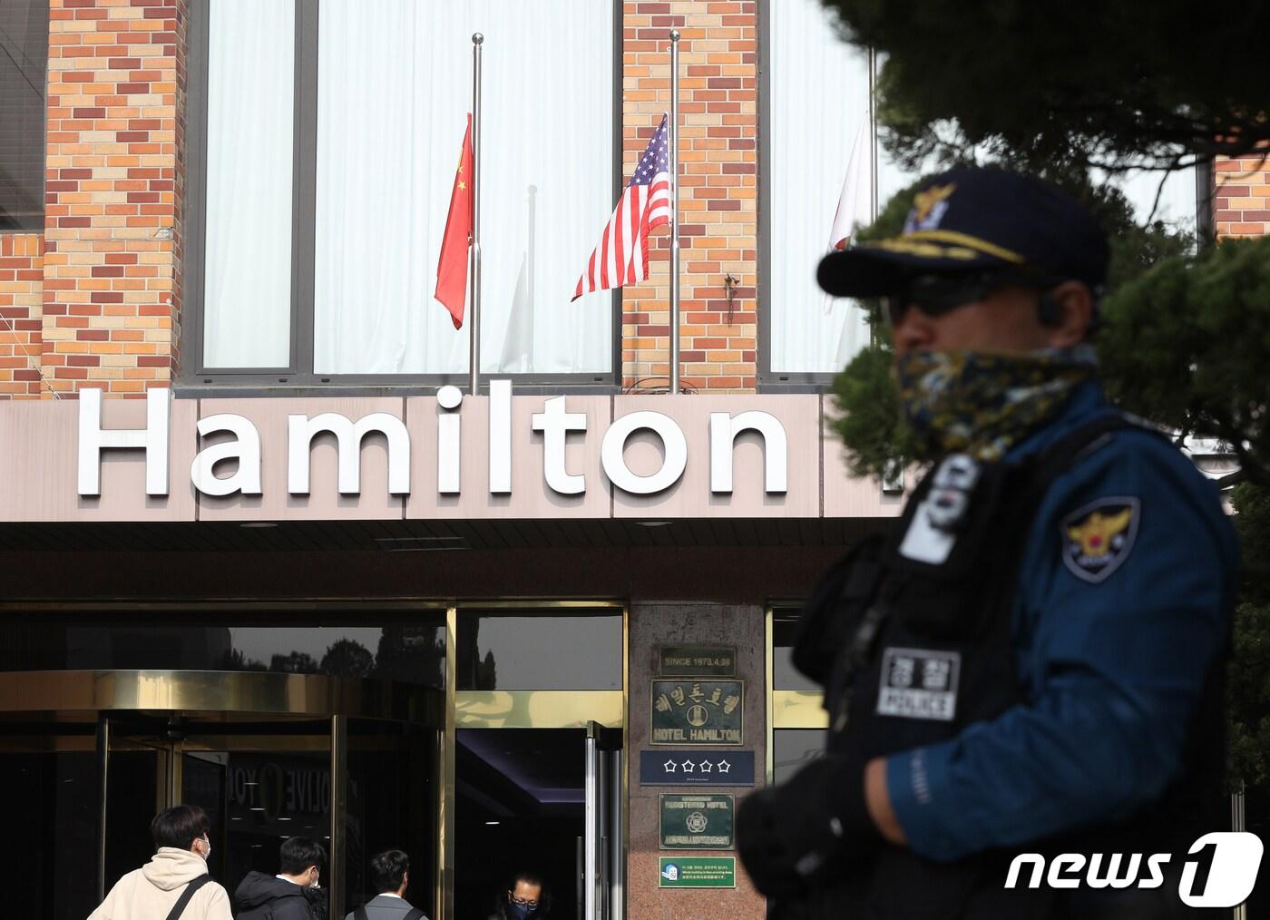 본문 이미지 - 지난해 11월9일 압수수색 중인 서울 용산구 이태원동 해밀톤호텔의 모습. 2022.11.9/뉴스1 ⓒ News1 신웅수 기자