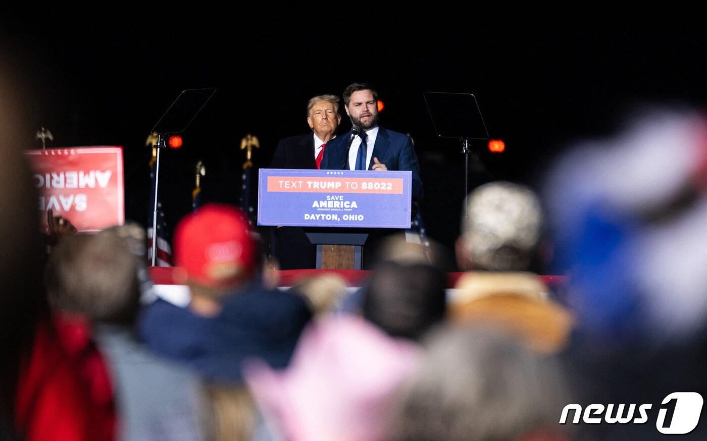 미 공화당 대통령후보로 지명된 도널트 트럼프 전 대통령이 15일(현지시간) 자신의 러닝메이트로 오하이오주(州)의 J..D.밴스 상원의원을 지명했다. 사진은 지난 2022년 중간선거 당시 트럼프 전 대통령이 밴스 상원의원과 함께 지원 유세를 하고 있는 모습. 22.11.07 ⓒ AFP=뉴스1 ⓒ News1 김예슬 기자