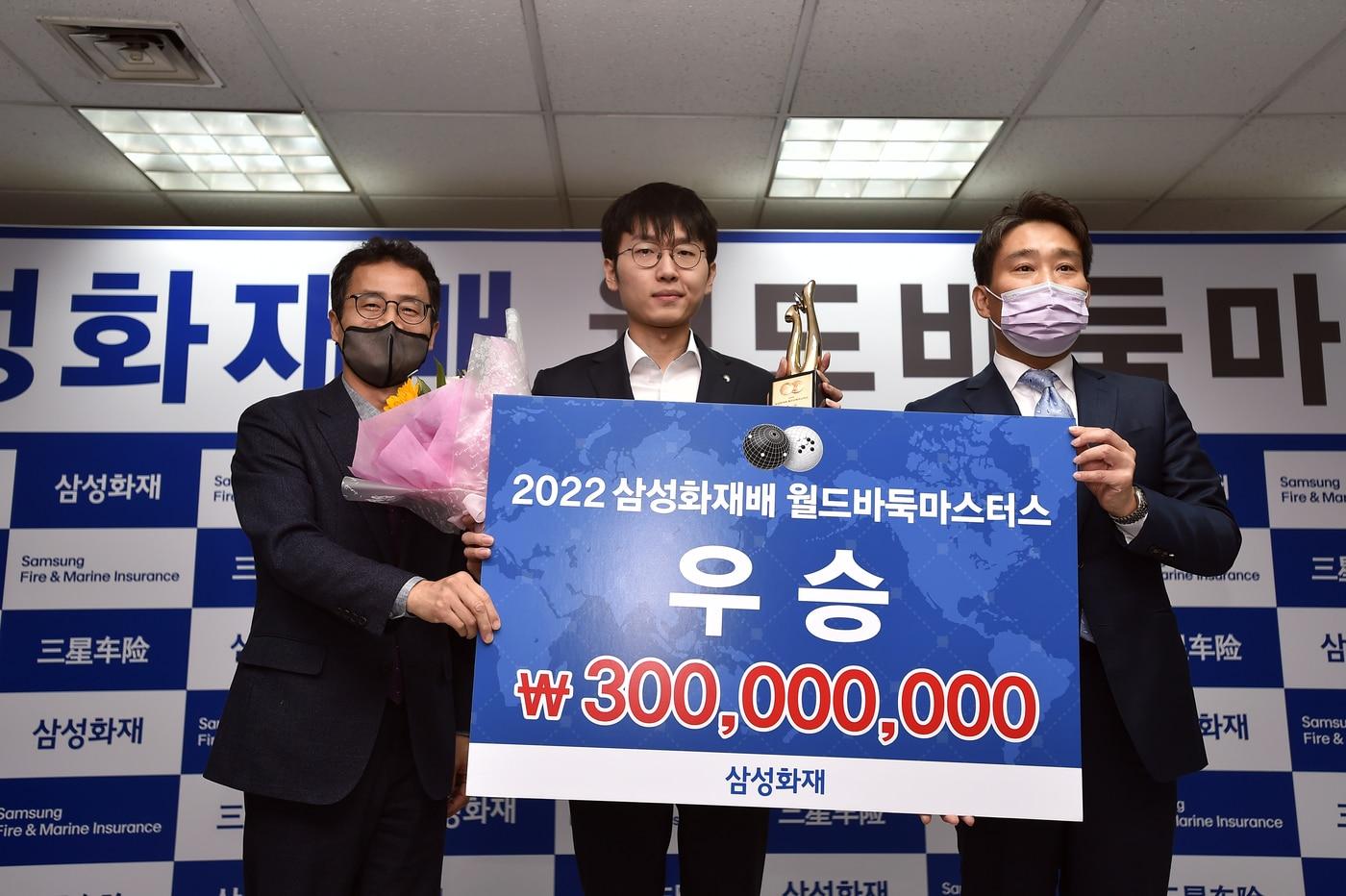 본문 이미지 - 삼성화재배 우승 상금 3억원을 획득한 신진서 9단.(한국기원 제공)