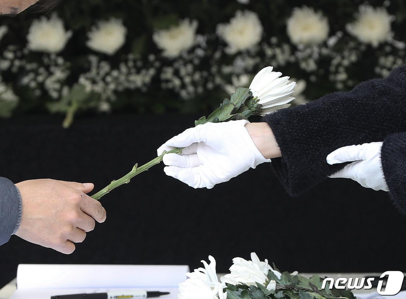 본문 이미지 - 9일 서울 용산구 녹사평역 광장에 마련된 이태원 참사 희생자 합동분향소를 찾은 시민들이 희생자들을 추모하고 있다. 녹사평역 광장 분향소는 오는 12일 까지 운영된다.2022.11.9/뉴스1 ⓒ News1 신웅수 기자