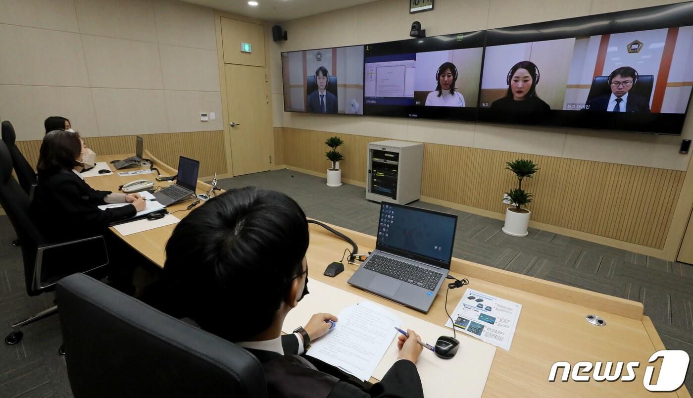 지난해 11월 서울 서초구 서울중앙지법에서 진행된 영상 재판 시연회의 모습. ⓒ News1