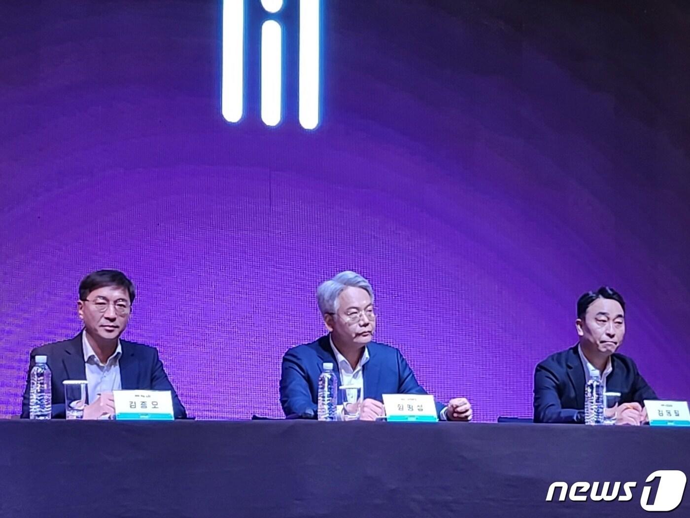 본문 이미지 - KT&G는 9일 서울 중구 웨스틴조선 호텔에서 신제품 기자간담회를 열었다. 사진은 왼쪽부터 김종오 NGP개발실장, 임왕섭 NGP사업본부장, 김동필 NGP사업실장.2022.11.9/뉴스1 ⓒ News1 이상학 기자 