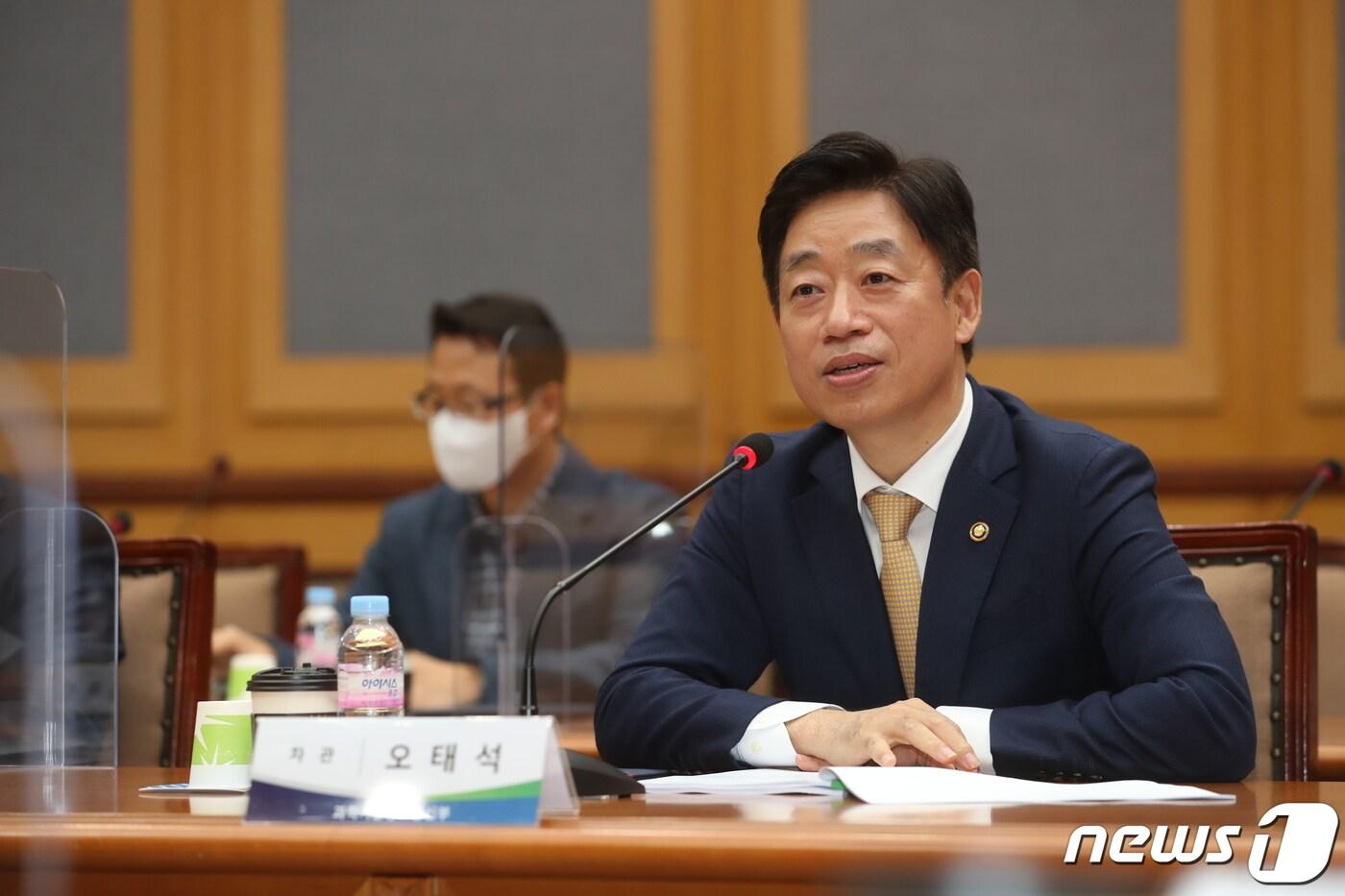 본문 이미지 - 오태석 과학기술정보통신부 제1차관이 9일 오후 대전광역시 유성구 한국기계연구원에서 열린 '출연(연) 우수성과 연구자 간담회'에서 수상자들과 대화를 나누고 있다. (과학기술정보통신부 제공) 2022.11.9/뉴스1
