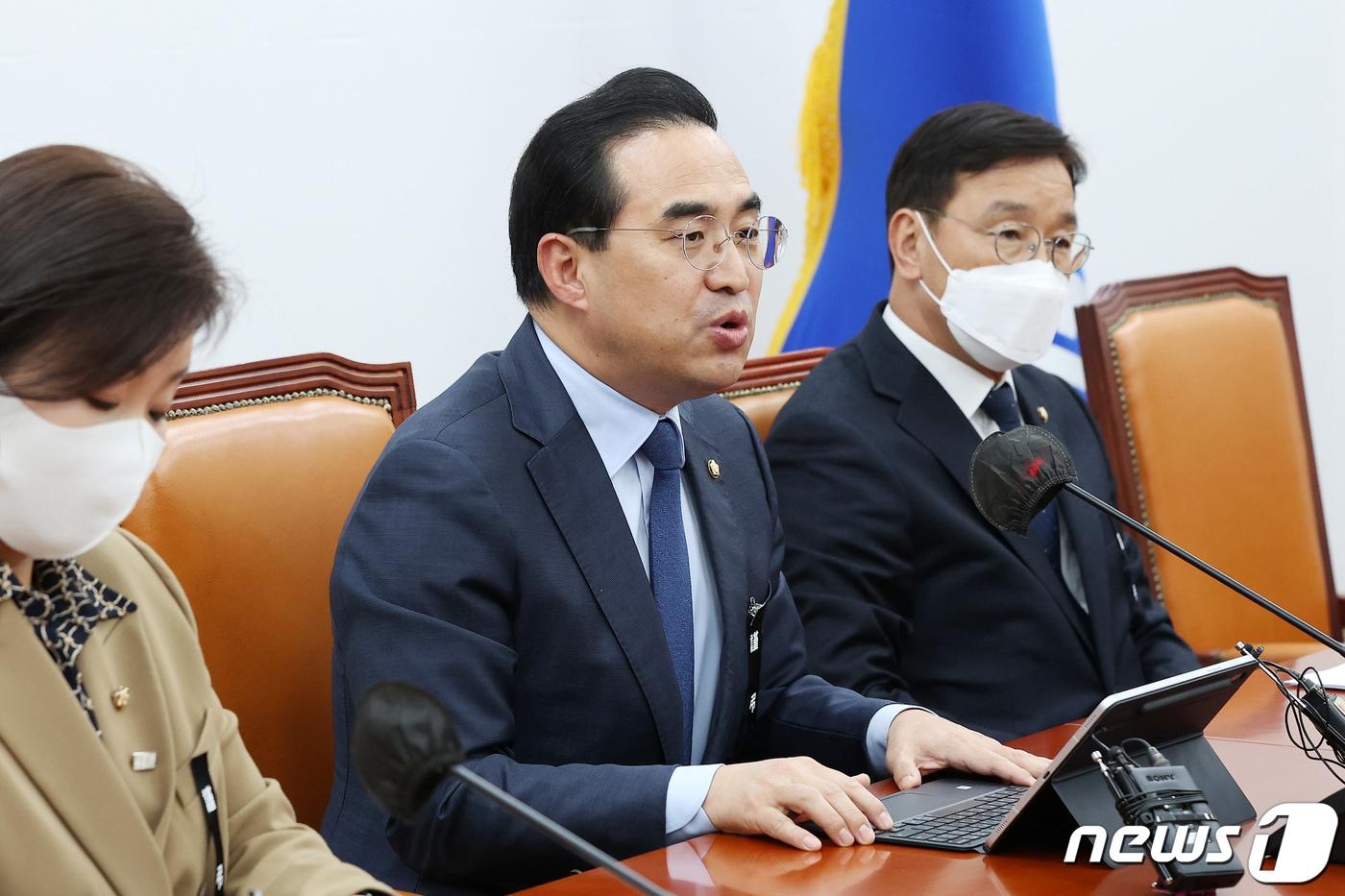 본문 이미지 - 박홍근 더불어민주당 원내대표가 9일 서울 여의도 국회에서 가진 이태원 참사 진상규명을 위한 국정조사 관련 기자간담회에서 발언하고 있다. 이날 더불어민주당, 정의당, 기본소득당은 국정조사 요구서를 국회 의안과에 제출했다. 2022.11.9/뉴스1 ⓒ News1 조태형 기자