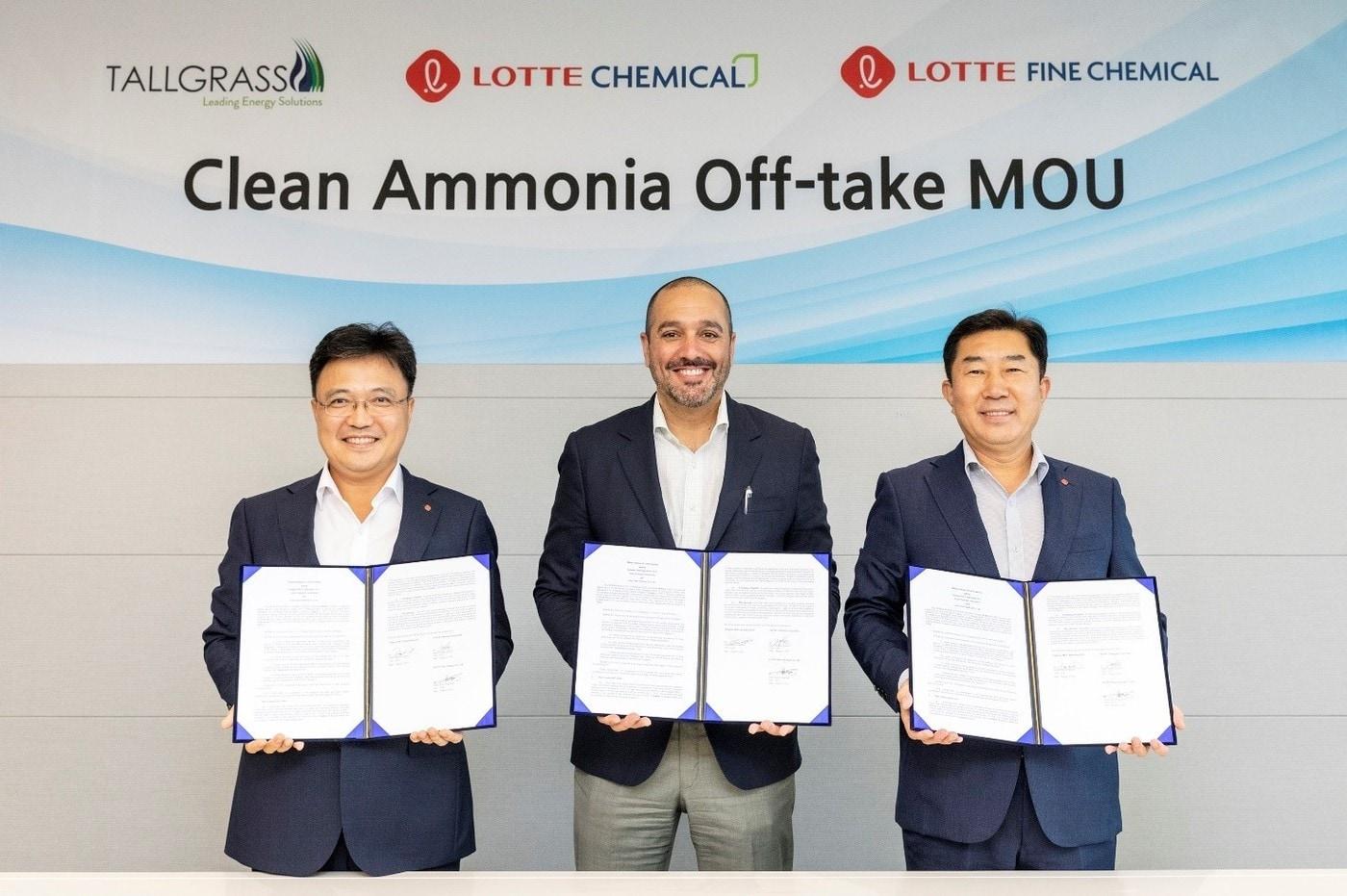 롯데그룹 화학군이 톨그라스와 서울 잠실 롯데월드타워에서 청정 암모니아 공급 MOU를 체결했다. (오른쪽측부터) 김용석 롯데정밀화학 대표이사, 톨그라스 다몬 다니엘스(Damon Daniels) 최고사업책임자, 황진구 롯데케미칼  대표이사.(사진제공=롯데정밀화학)  